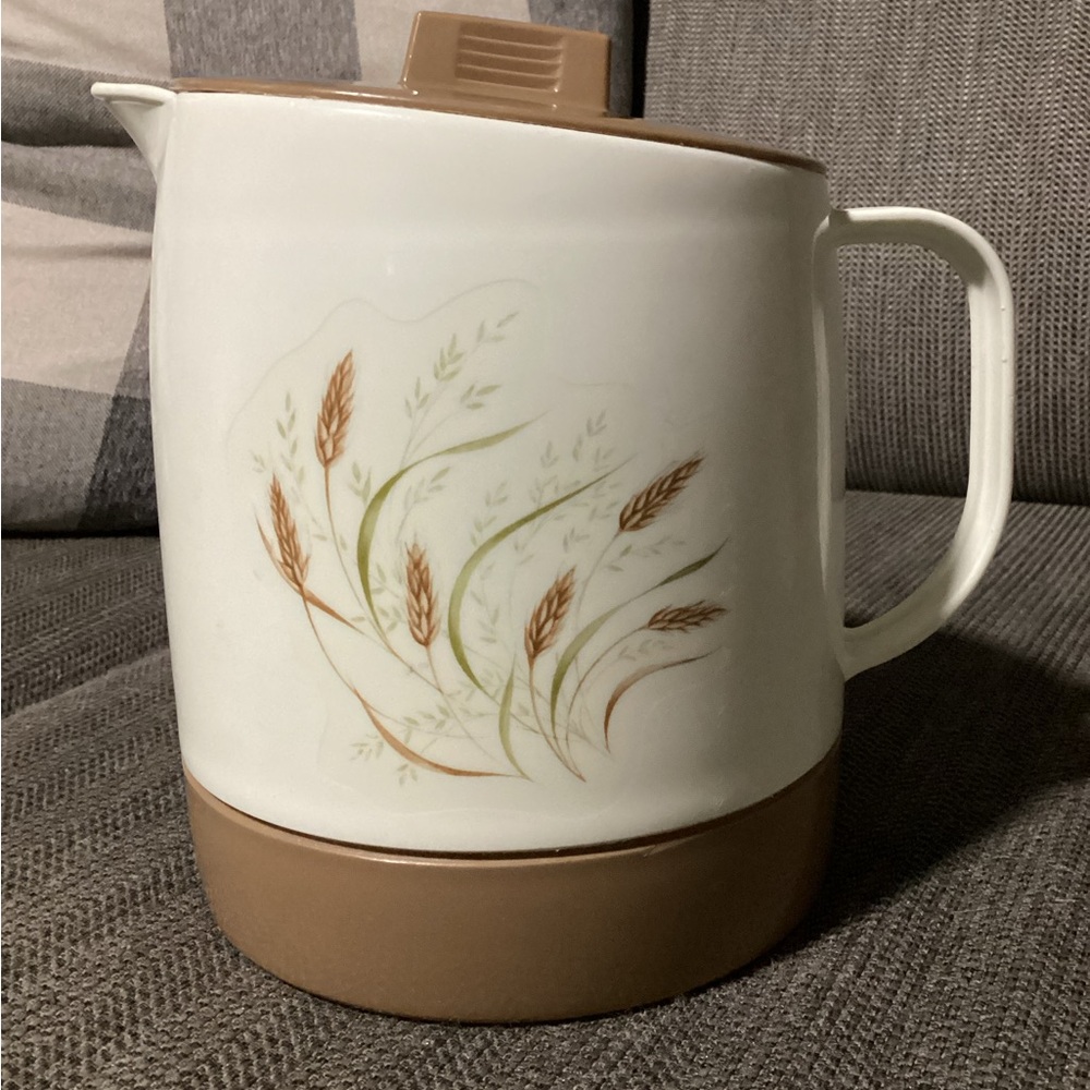 Vintage Quikut Plastic Insulated Pitcher Harvest Gold Wheat Thermal w/lid 2 qt.